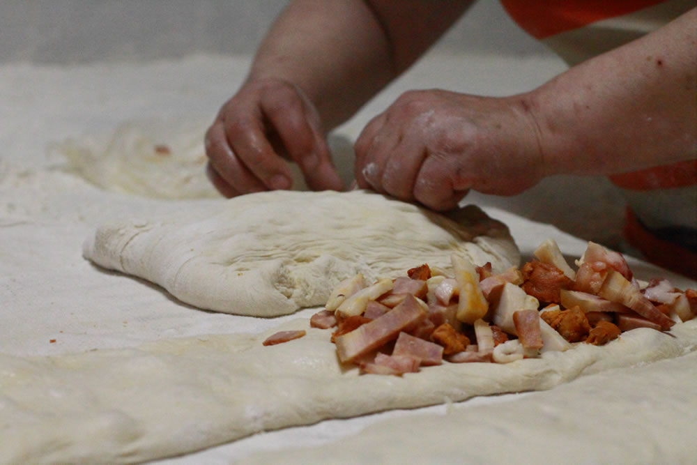 haciendo el hornazo típico